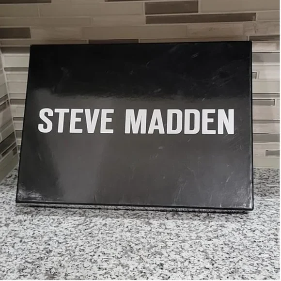 STEVE MADDEN GIFT SET WRISTLET WALLET CASE & SCARF - Picture 4 of 5